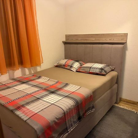 Apartman Edi Nin Exteriör bild