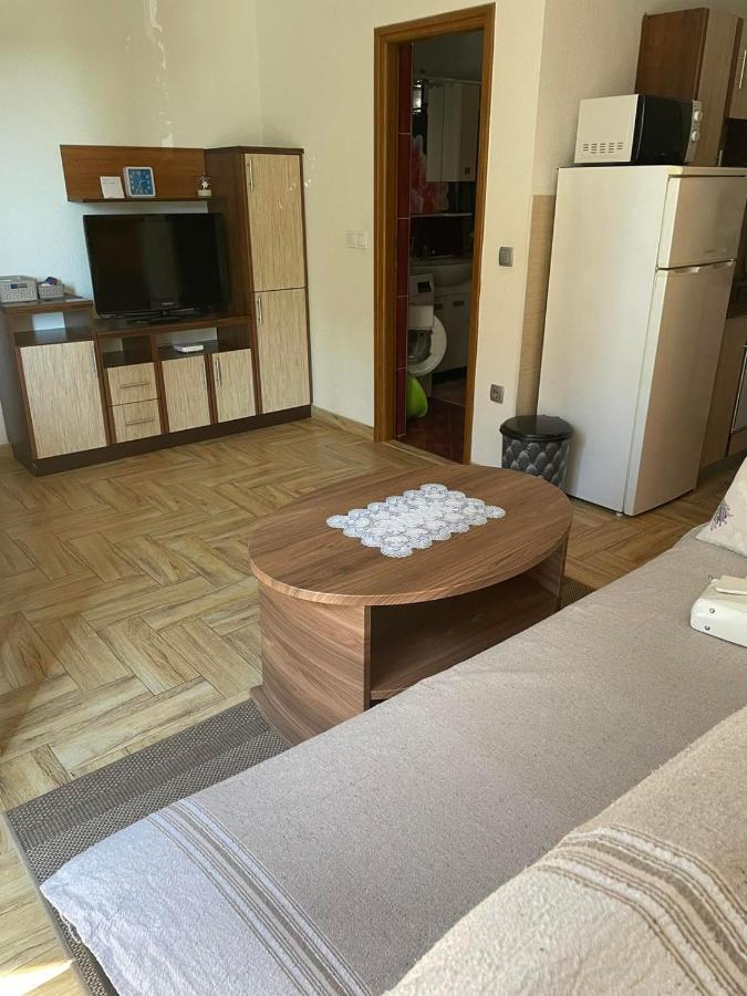 Apartman Edi Nin Exteriör bild