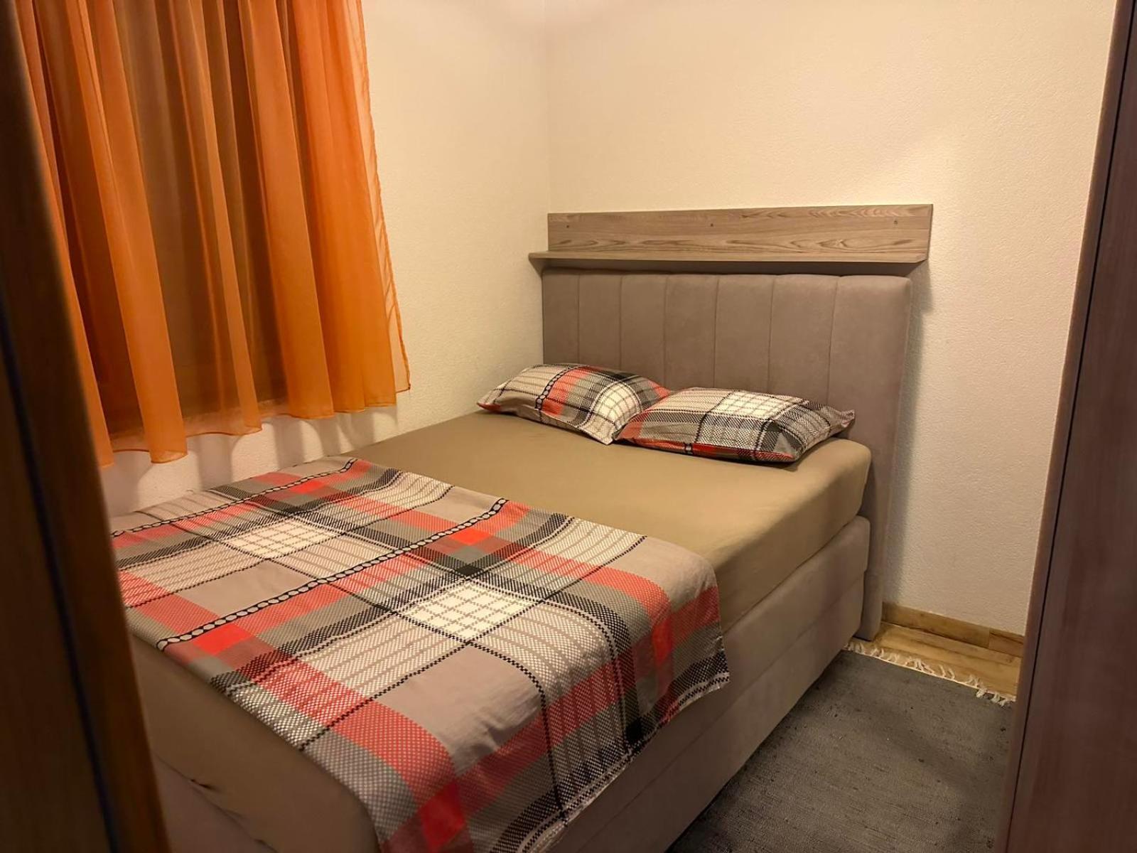 Apartman Edi Nin Exteriör bild