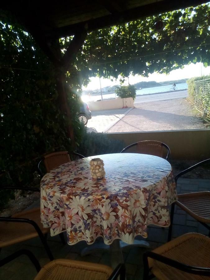 Apartman Edi Nin Exteriör bild